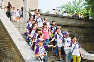 西安小雁塔景區(qū)內(nèi)，學(xué)生們正在古跡前合影留念