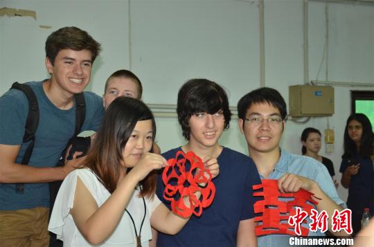 美國(guó)學(xué)生學(xué)習(xí)中國(guó)剪紙