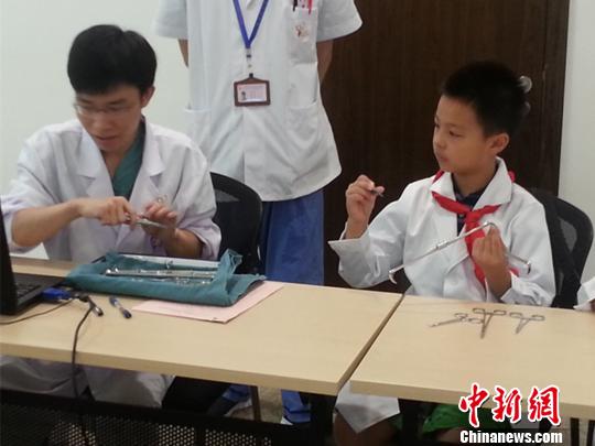 兒童暑期“職業(yè)體驗” 醫(yī)生、警察職業(yè)受熱捧