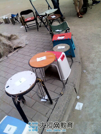 17號中午，鄭州市金水區(qū)實驗小學(xué)就已經(jīng)開始出現(xiàn)排隊等待報名的長龍了！