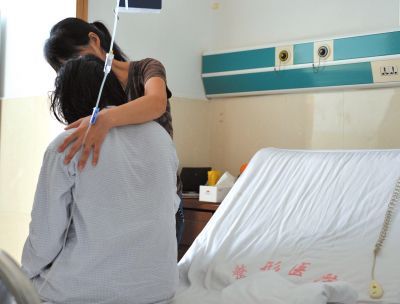 由于前天進行了面部修復手術，俞燕身體不適，父母24小時陪在她的身邊