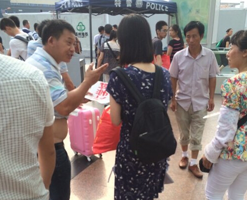 女大學(xué)生一出站，黑車的拉客仔就圍上招攬