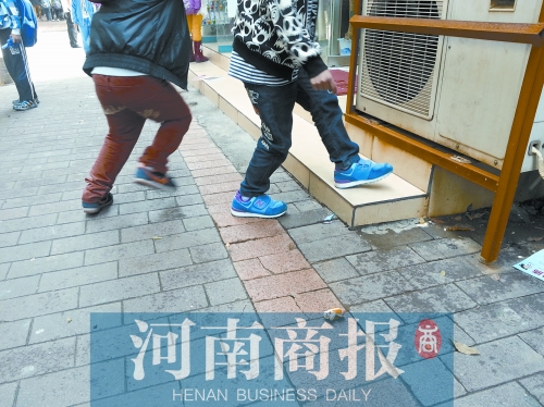 路邊，兩個(gè)小學(xué)生正在扔“臭屁炸彈