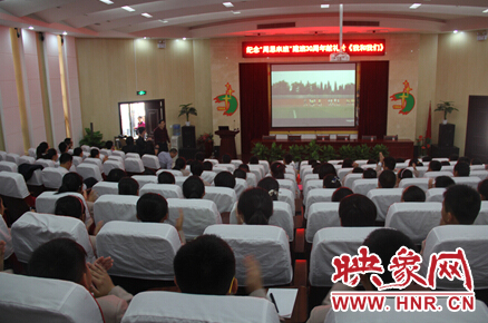 革命老前輩與七中師生一同觀看周恩來精神主題電影《我和我們》