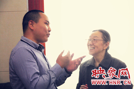 映象教育總監(jiān)班朝陽與周恩來侄女周秉宜、中央警衛(wèi)局原副局長、少將高振普親切交談