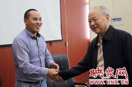 映象教育總監(jiān)班朝陽與周恩來侄女周秉宜、中央警衛(wèi)局原副局長、少將高振普親切交談