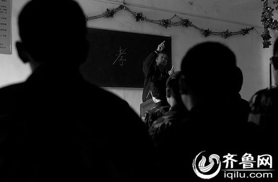 方光與其他癡迷網(wǎng)絡(luò)游戲的孩子一起，在重新認(rèn)識“孝”的含義