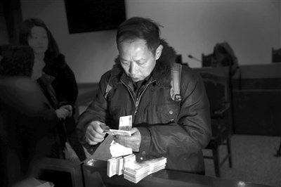 　昨日，從四川老家趕來的藍田忠，從房山法院執(zhí)行法官手里領(lǐng)到了自己的賠償款。他和15名工友在房山一煤礦