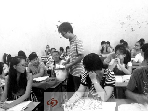 補(bǔ)習(xí)課上，馮昊怡不像老師，更像是學(xué)生們的同學(xué)。