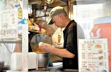 紐約哥大門(mén)口，顧客排長(zhǎng)隊(duì)買(mǎi)他的肉夾饃