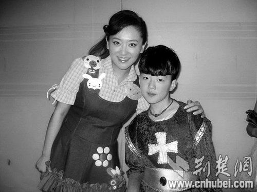 楊光參加央視節(jié)目表演時(shí)，同主持人月亮姐姐合影