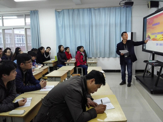 劉永力書記主講，全體黨員和教師參會聆聽