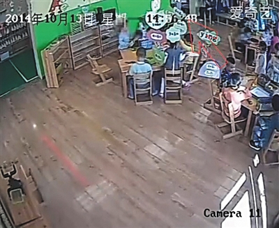 幼兒園監(jiān)控畫面顯示，小健曾被推搡、拉扯（紅箭頭處）