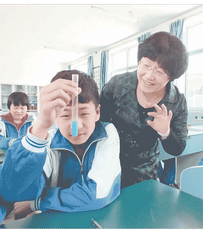 北京市密云區(qū)大城子中學(xué)，一位教師在指導(dǎo)學(xué)生做實(shí)驗(yàn)