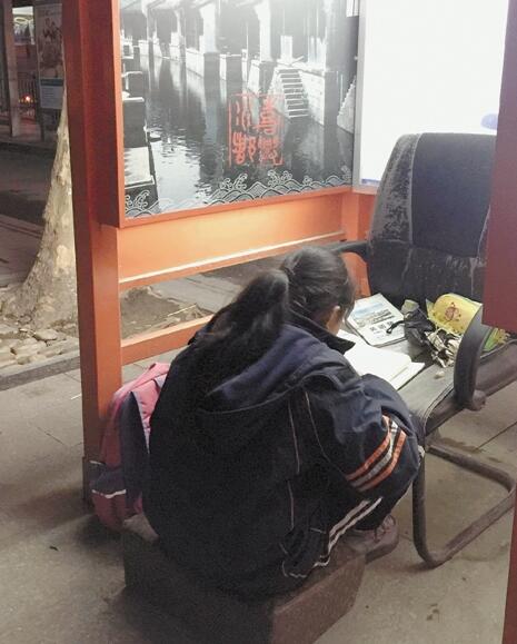 電話亭就是曉華的書房，她在這里做了5年作業(yè)