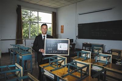 　張俊成，41歲，曾是北京大學(xué)的一名保安。1995年，通過(guò)成人高考，考上了北京大學(xué)法律系(?？?，被媒體稱為“北大保安高考第一人”，現(xiàn)為長(zhǎng)治市一所中等職校的校長(zhǎng)