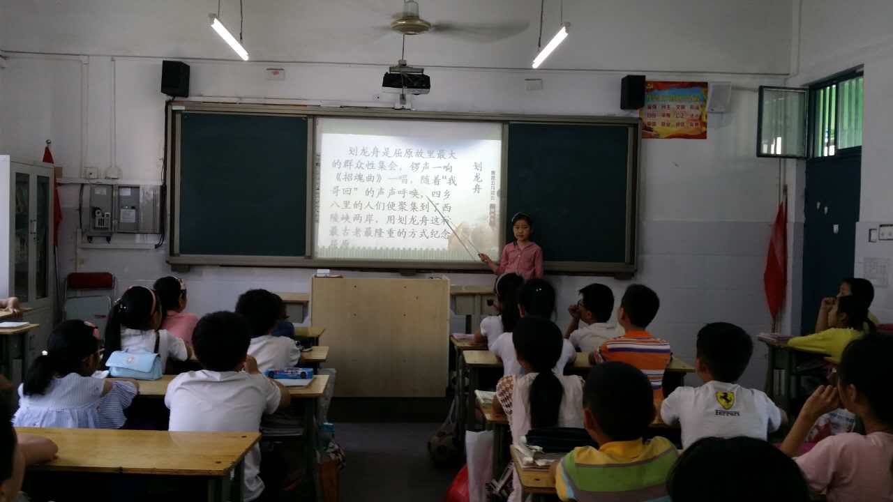 隊(duì)員們介紹端午節(jié)劃龍舟風(fēng)俗