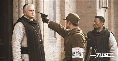 梅甘（左）、安西滿（右）與日本兵對(duì)峙的一幕。