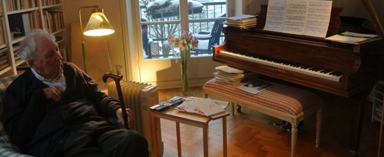 2011諾貝爾文學(xué)獎(jiǎng)得主：用深邃的灰色眼睛說(shuō)話(huà)