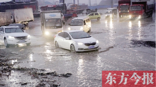 鄭州南四環(huán)柴郭轉(zhuǎn)盤(pán)南500米處的“泥坑”，