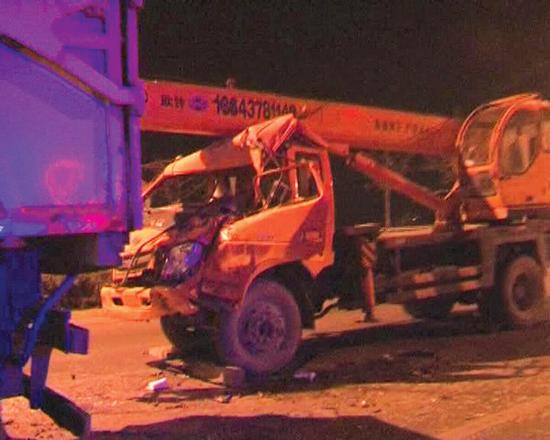 沒(méi)有駕照，還開(kāi)了輛無(wú)牌吊車(chē) 能有啥結(jié)果？