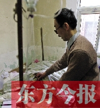 54歲的老楊把自己當做護士，不離不棄照顧著已成“植物人”的母親