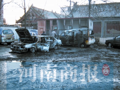 現(xiàn)場，兩輛車被燒得只剩骨架