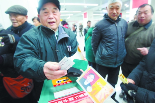 老人帶著多種證件想免費乘車，工作人員稱沒接到通知拒絕。