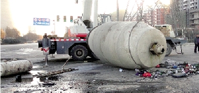 　　水泥罐車被撞得車、罐分離