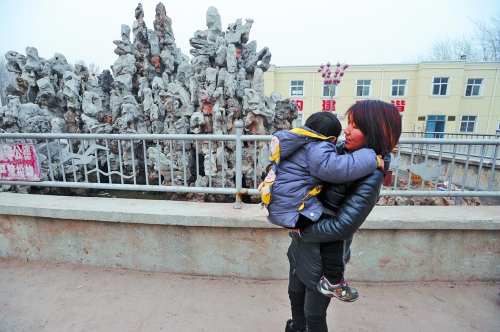 經(jīng)歷了之前的兇險(xiǎn)，窩在媽媽?xiě)阎械牧亮量吹剿兀愿械接行┖ε隆? width=