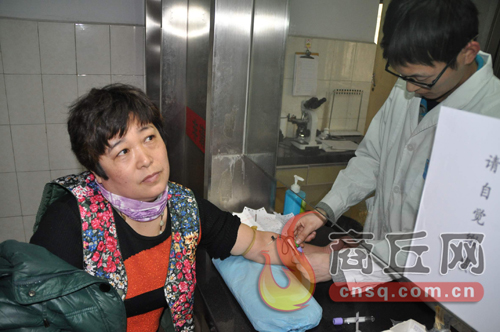 劉艷平的血樣和浙江省一位患者成功配型，1月15日下午3點，醫(yī)護人員正在為劉艷平再次抽取血樣