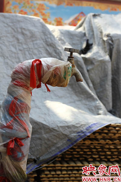 一名居民對記者說，“你擰擰水管看，俺不騙你，沒水吧？”