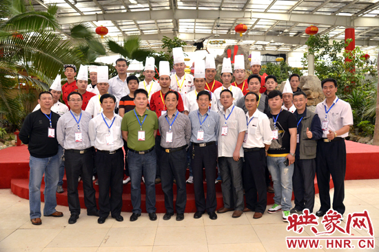 選手、工作人員和評委親密合影