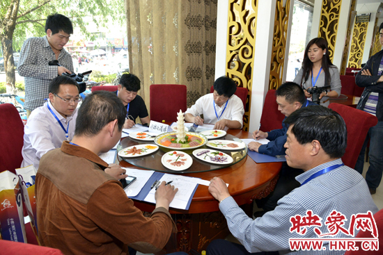 評委現(xiàn)場點評參賽菜品