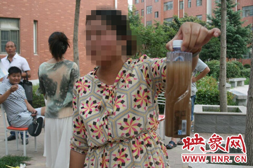 業(yè)主張女士向記者出示了一瓶從水管里接來的水。