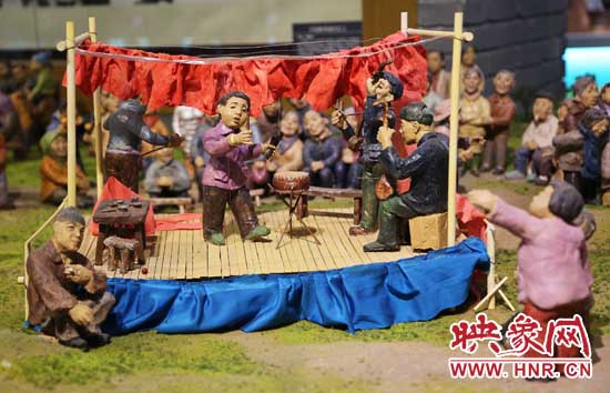 河南寶豐中華曲藝展覽館內(nèi)的說唱和聽書造型的泥塑人。（3月1日攝）