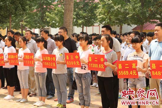 經(jīng)過一周的廣泛宣傳動(dòng)員，全縣教育系統(tǒng)共捐款174113元。