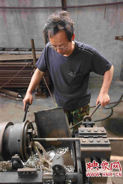 劉金玉用滾絲機(jī)對(duì)廢舊錨桿進(jìn)行最后的加工