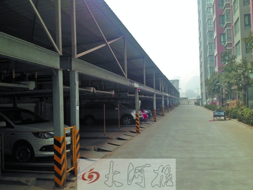 中原區(qū)新禧園小區(qū)，靠著圍墻的空地，建成兩層立體車庫。