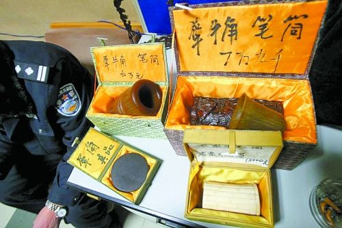 這些商品被暫扣，并根據(jù)鑒定情況對販賣者依法處罰。 記者 閆化莊 攝