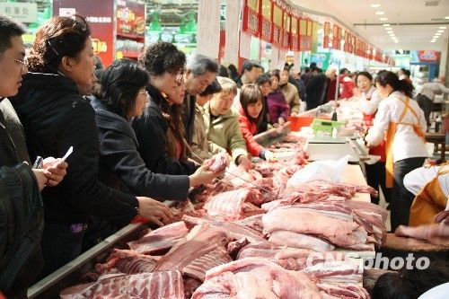 資料圖。1月份CPI等經(jīng)濟(jì)數(shù)據(jù)將于今天發(fā)布。多家機(jī)構(gòu)預(yù)計(jì)，受春節(jié)“錯(cuò)位”因素及豬肉價(jià)格回落影響，1月CPI同比漲幅在1.8%左右。從各機(jī)構(gòu)發(fā)布的報(bào)告來(lái)看，從2月開(kāi)始，CPI或?qū)⑦M(jìn)入新一輪上行周期。