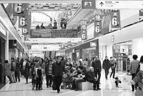  近年來，在商場“過年”成了很多市民的選擇。