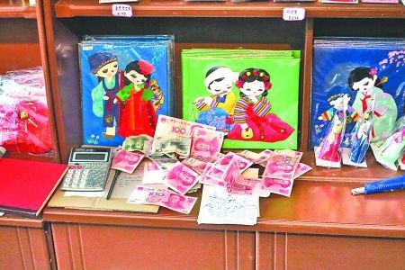 2012年6月21日，在朝鮮羅先特別市的一家商店里，柜臺(tái)上散落著一些人民幣。在朝鮮，人民幣比本國的貨幣更受歡迎。 CFP供圖