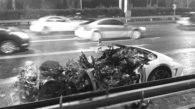 蘭博基尼自燃后報(bào)廢?！∥⒉┚W(wǎng)友 SCC寬寬 攝