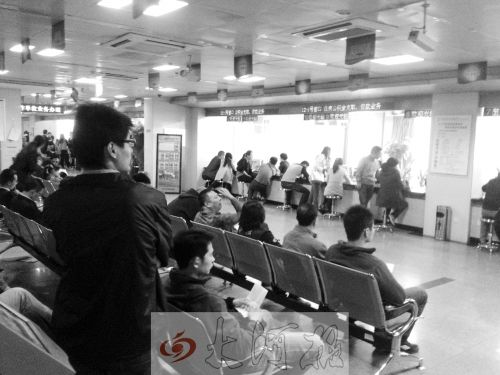 鄭州住房公積金管理中心辦事大廳，坐滿辦理業(yè)務(wù)的市民。