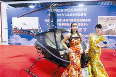 美女固然誘人，但更誘人的恐怕還是直升機(jī)