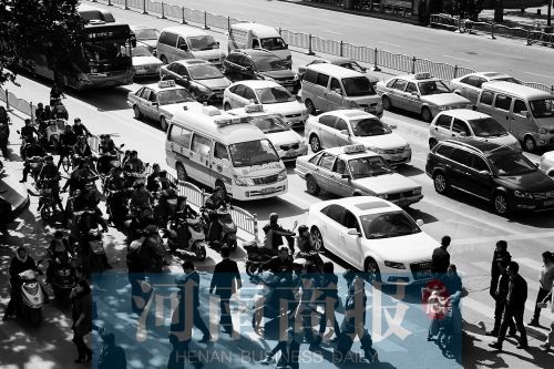 紫荊山路與商城路交叉口，見無車讓行，一輛救護(hù)車只好選擇右轉(zhuǎn)車道直行 記者 邱曉峰/攝