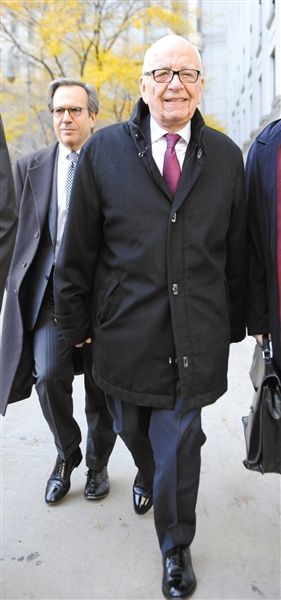 　20日，默多克走出法庭。