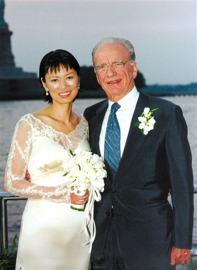 1999年6月，68歲的默多克與30歲的鄧文迪結(jié)婚。