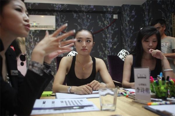 圖為參選者在等待選拔。